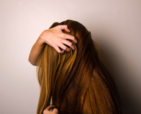 Troubles psychosomatiques liés aux cheveux : signification pelade, chute, pellicules