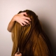 Troubles psychosomatiques liés aux cheveux : signification pelade, chute, pellicules