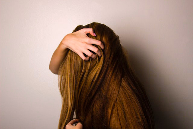 Troubles psychosomatiques liés aux cheveux : signification pelade, chute, pellicules